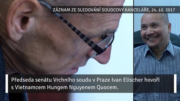 Soudce Vrchního soudu v Praze Ivan Elischer (vlevo) hovoří na záznamu z policejního sledování s trestaným Vietnamcem Hungem Nguyenem Quocem.