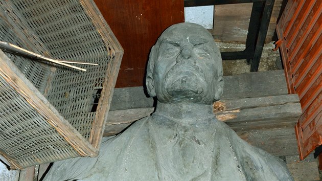 Čtyřtunový bronzový Lenin dnes odpočívá pod vrstvou prachu ve skladišti technických služeb.