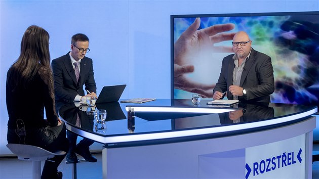 Redaktoi MF DNES Dominika Hromkov a Vclav Janou v diskusnm poadu Rozstel. (1. listopadu 2019)