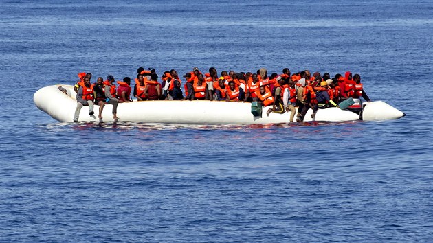 Člun s téměř devadesáti migranty u pobřeží Libye (26. října 2019)