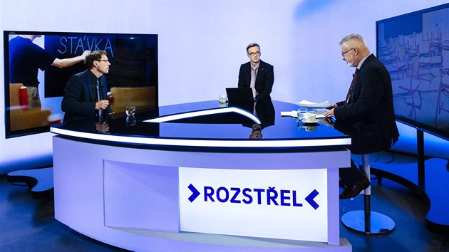 Prezident Asociace editel zkladnch kolMichal ern (vlevo) aodborov f uitel Frantiek Dobk (vpravo)v diskusnm poadu Rozstel. (5. listopadu 2019)