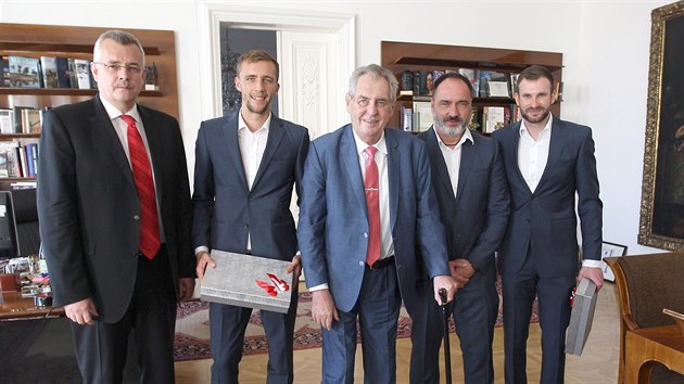 Prezident republiky Milo Zeman pijal na Praskm hrad fa fotbalov Slavie Jaroslava Tvrdka, kapitna Tome Souka, glmana Ondeje Kole a trenra Jindicha Trpiovskho. (7. listopadu 2019)