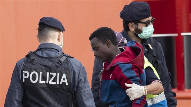 U italskch beh zakotvila lo Asso Trenta s 151 migranty na palub. (3. listopadu 2019).