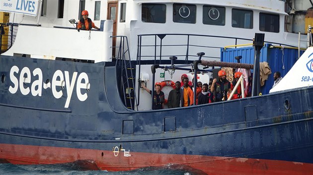 V italskm pstavu Taranta zakotvila lo Alan Kurdi s 88 migranty na palub. (3. listopadu 2019)