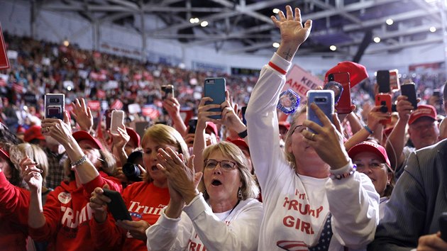 Americk prezident Donald Trump hovo na pedvolebnm shromdn v Tupelu ve stt Mississippi. Naslouchaj mu i eny. (1. listopadu 2019)