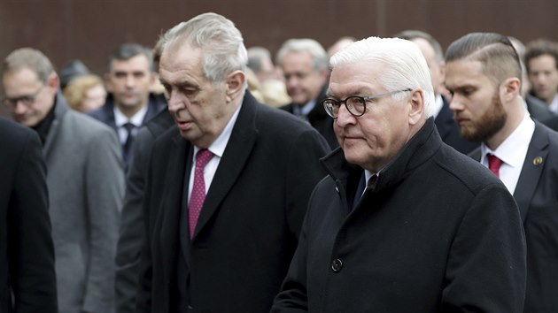 esk prezident Milo Zeman po boku nmeckho prezidenta Franka-Waltera Steinmeiera ped pamtnkem berlnsk zdi. Nmecko slav 30. vro pdu Berlnsk zdi. (9. listopadu 2019)