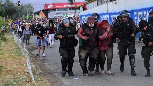 Protivldn demonstranti vleli starostku msta Vinto Patricii Arceovou ulicemi, polili ji barvou a osthali vlasy. Pot zaplili radnici. (6. listopadu 2019)