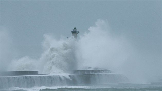 Jihozpad Francie trp siln vtr a boue. Snmek pochz z Boulogne-sur-Mer. (2. listopadu 2019)