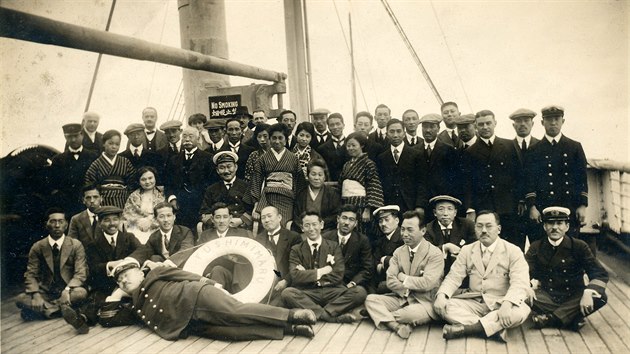 Evropanka, která navíc cestuje sama, Japonce
na počátku 20. století fascinovala. Barbora Markéta Eliášová sedí v levé části snímku.