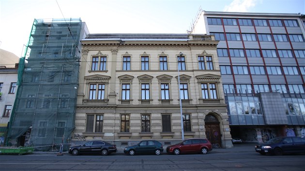 Béžová budova v brněnské Lidické ulici, v níž Brunno Tugendhat založil tovární provoz přádelny vlny, reprezentuje architekturu 19. a 20. století. K zemi má jít podle plánů developera i dům vpravo od něj.