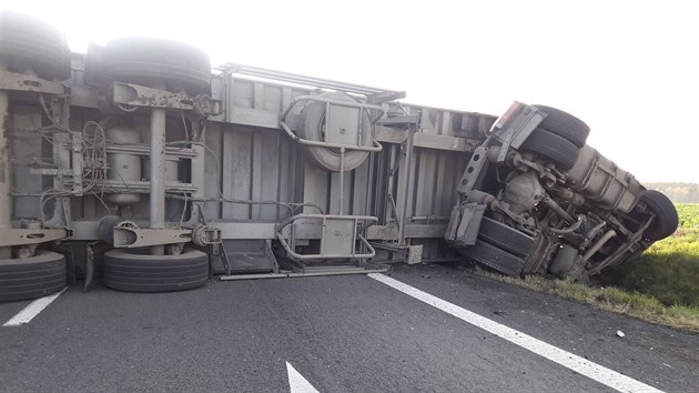 Převrácený kamion s řepou zablokoval silnici I/35 u Janova na Svitavsku. (7. listopadu 2019)