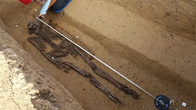 Hrob mue z druh poloviny 5. stolet naeho letopotu objevili archeologov pi vzkumu v mst budoucho obchvatu Slatian.