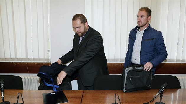 Tom Paseck (vpravo) ped Okresnm soudem v st nad Labem, 4. 11. 2019.