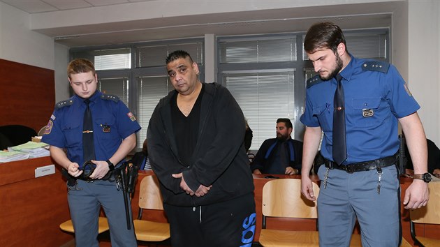 Július Rigo před Krajským soudem v Ústí nad Labem, (5. 11. 2019)