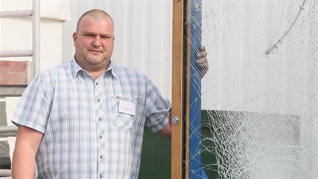 ��m v�ce je sklo bezpe�n�j��, t�m je dra���. U� jen z toho d�vodu, �e nap��klad nepr�st�eln� skla nebo speci�ln� bezpe�nost� skla odoln� proti v�buch�m jsou vyv�jena stra�n� dlouho, ��k�  Pavel Hotov�.