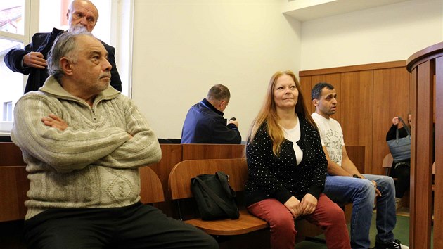 Zleva Mohamed Tahier Sayed Mohamed Hassan, Irena Hassanov Suchochlebov a Martin Horvth ped okresnm soudem v Lounech (8. 11. 2019)