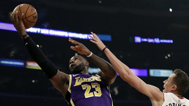 LeBron James z Los Angeles Lakers zakonuje propti Miami, zastavit se ho pokou Duncan Robinson.