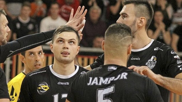 Ukrajinsk nahrva Sergij Jevstratov (uprosted) tvo hru extraligovch volejbalist Black Volley Beskydy.