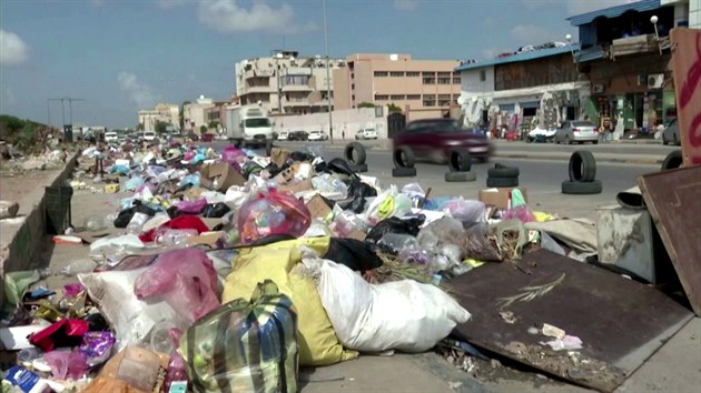 Libyjsk metropole Tripolis se kvli vojensk ofenziv top v odpadcch