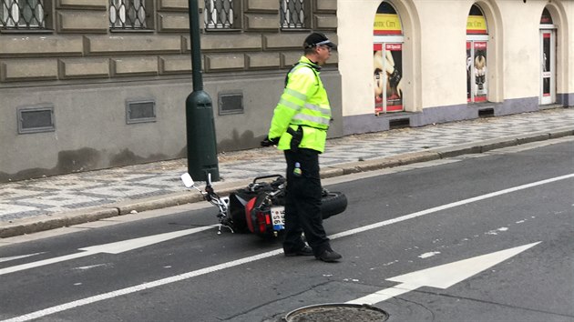 Na pražském Hořejším nábřeží při nehodě zemřela žena a zranil se motorkář. (8. listopadu 2019)