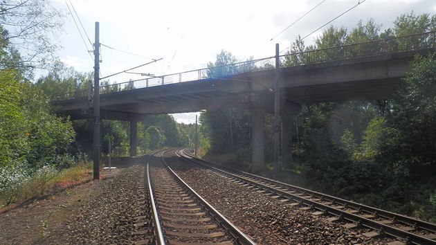 Most přes hlavní železniční trať u Chodova na Sokolovsku je ve špatném stavu. Kraj na jeho opravu dostane peníze od státu.
