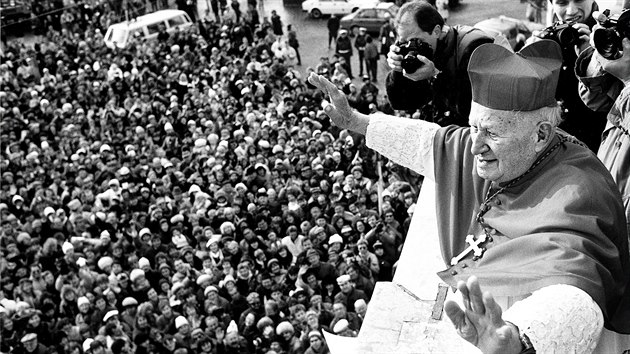 Kardinl Frantiek Tomek poehnal 25. listopadu 1989 z Arcibiskupskho palce v Praze vcm, kte pijeli na oslavu svatoeen Aneky esk. Po mi se vtina z nich pesunula na Letnou na nejvt protikomunistickou demonstraci v historii eskoslovenska.