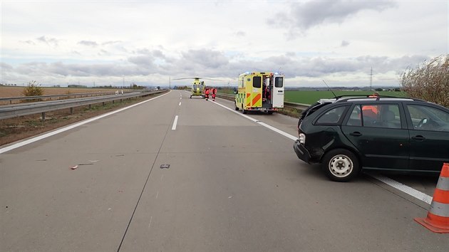 Nehoda nkladnho a osobnho automobilu na dlnici D1 nedaleko Bezmrova na Kromsku ve smru na Brno.