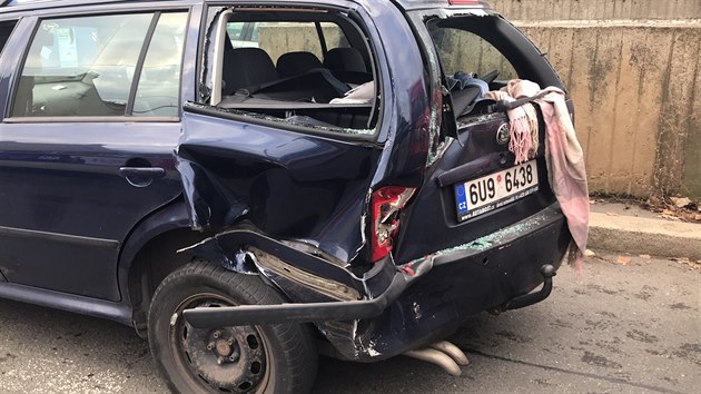 Nehoda se stala v Ndran ulici v Praze 5, tyi lid utrpli lehk zrann. (6. listopadu 2019)