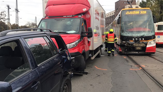 Nehoda se stala v Nádražní ulici v Praze 5, čtyři lidé utrpěli lehká zranění. (6. listopadu 2019)