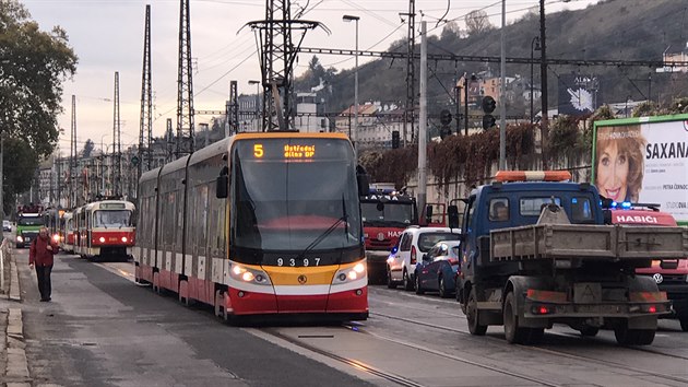 Nehoda se stala v Ndran ulici v Praze 5, tyi lid utrpli lehk zrann. (6. listopadu 2019)