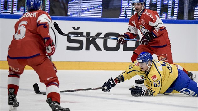 Švédský hokejista Fredrik Handemark padá po střetu s Michalem Řepíkem, přihlíží Jakub Jeřábek.