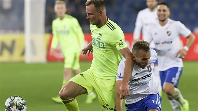 Nemanja Kuzmanovi (vpravo) z Banku Ostrava v souboji s Jnem Krivkem z Karvin.