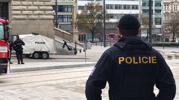 Policie pijela k Nrodnmu muzeu kvli podezelmu zavazadlu. (5.11.2019)