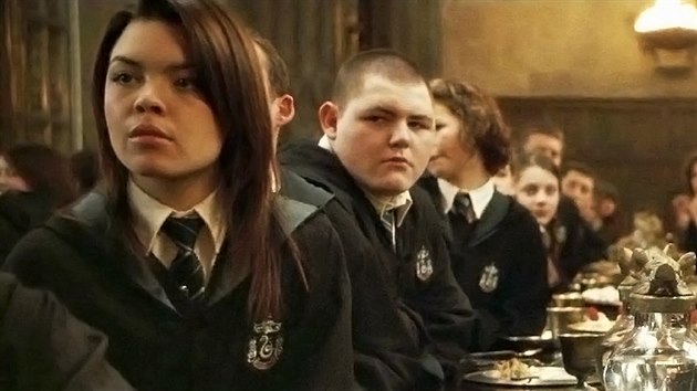 Scarlett Byrneov (vlevo) jako Pansy Parkinsonov ve filmu Harry Potter a Princ dvoj krve (2009)