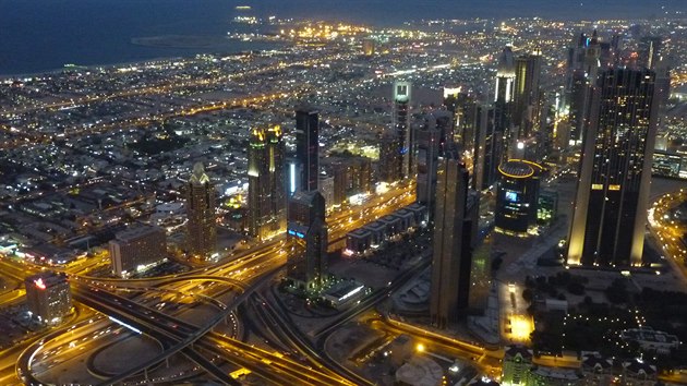 Obrovská naleziště ropy objevená v 60. letech přinesla Dubaji nevídaný blahobyt. Dnes se tu z pouštního písku tyčí na 500 mrakodrapů - více než v New Yorku… (výhled z Burdž Chalífa).