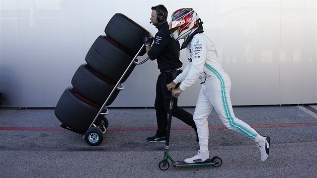 Lewis Hamilton z Mercedesu m do box nachystat se na trnink v Austinu.