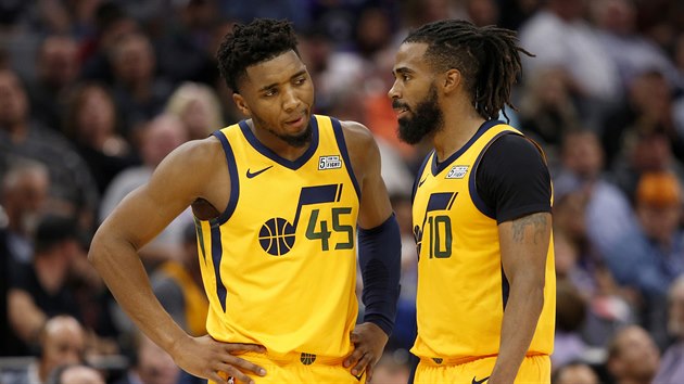 Donovan Mitchell (vlevo) a Mike Conley domlouvaj akce Utahu.