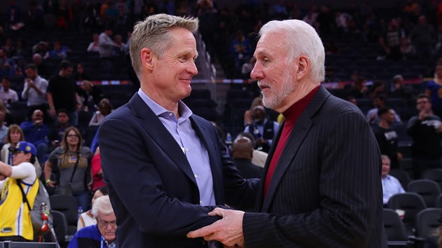 Steve Kerr (vlevo), trenr Golden State, se zdrav s Greggem Popovichem, kouem San Antonia.