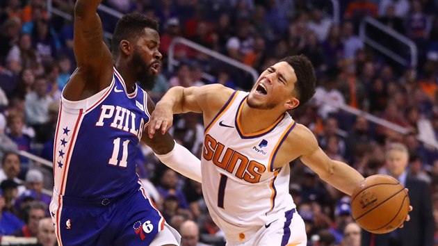 Devin Booker (1) z Phoenixu faulovan Jamesem Ennisem III. (11) z Philadelphie.