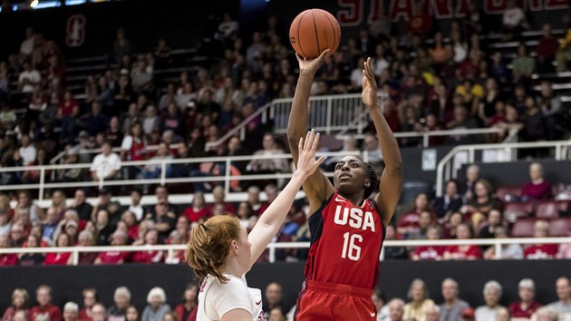 Americk reprezentantka Nneka Ogwumikeov (16) stl na ko Stanfordu pes Ashten Prechtelovou.