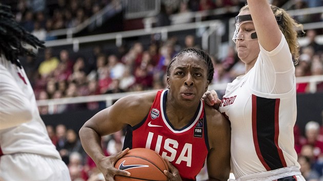 Americk reprezentantka Nneka Ogwumikeov se dere kolem Ashten Prechtelov ze Stanfordu.