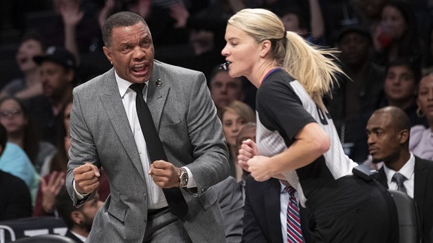 Alvin Gentry, trenr New Orleans, se roziluje na rozhod Jennu Schroederovou.