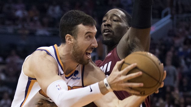 Frank Kaminsky III. (vlevo) z Phoenixu se dere kolem Bama Adebaya z Miami.