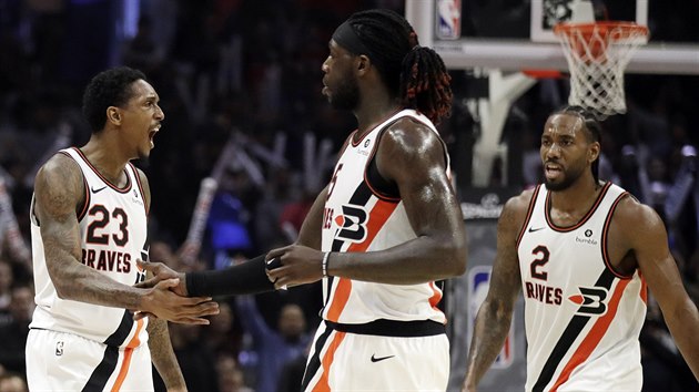 Lou Williams, Montrezl Harrell a Kawhi Leonard (zleva) oslavuj povedenou akci LA Clippers. Zpas s Portlandem odehrli v barvch svch pedchdc Buffalo Braves.