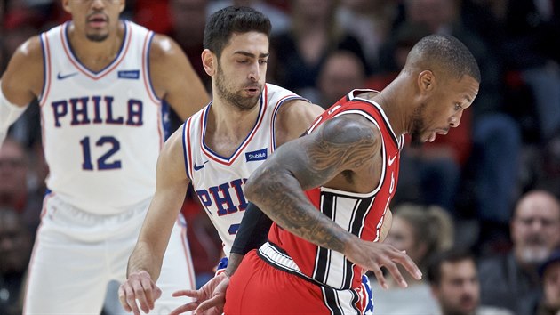 Damian Lillard (vpravo) z Portlandu dribluje s mem, sth ho Furkan Korkmaz z Philadelphie.