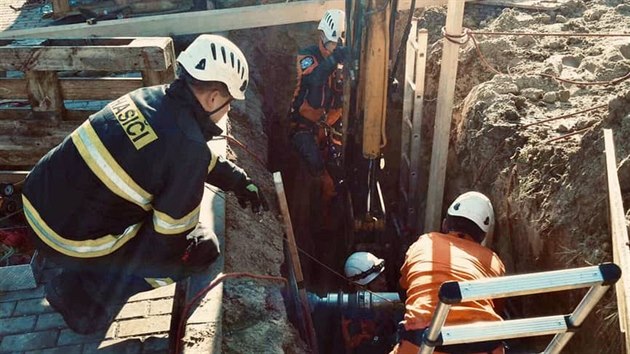 Hasiči společně se záchranáři museli vyjet do Lomnice na pomoc muži, kterého během výkopových prací zavalila zemina.