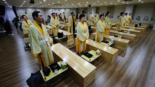 Vlastn smrt na zkouku. Jihokorejci si zkou zat vlastn poheb (6. listopadu 2019)