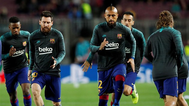 Fotbalist Barcelony v ele s Lionelem Messim (vlevo) a Arturem Vidalem se rozcviuj ped utknm Ligy mistr proti prask Slavii.