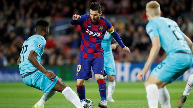 Barcelonsk� kapit�n Lionel Messi se prod�r� sl�vistickou defenzivou. Odzbrojit...