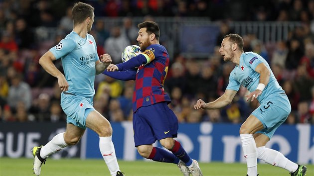 ZASTAVIT HVZDU. Dva slvist Ondej Kdela (vlevo) a Vladimr Coufal pozoruj, co s balonem udl barcelonsk kapitn Lionel Messi.